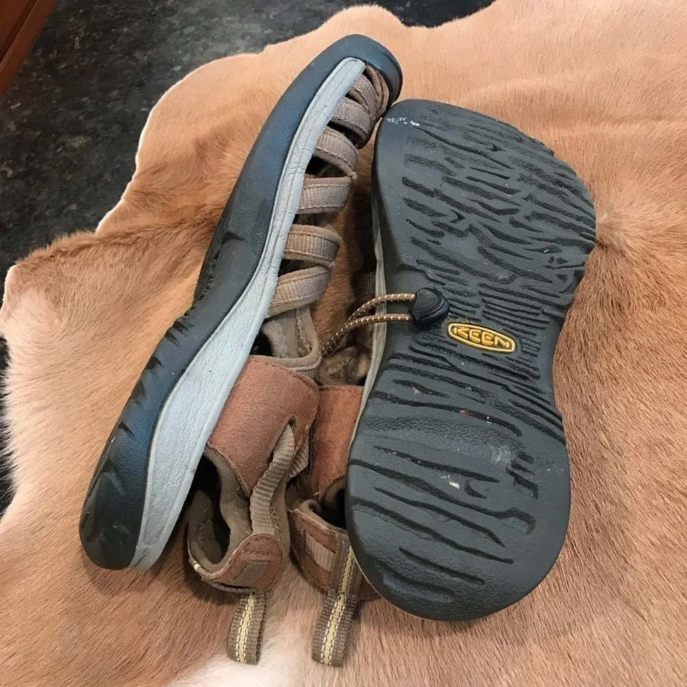 Keen  Size 10 Tan Sandals Commuter Hiking Outdoor Beige Brown Trail Running